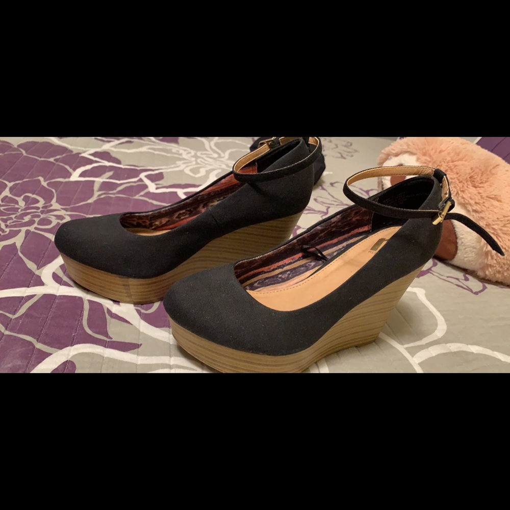 Shoes - Picture 5 of 8